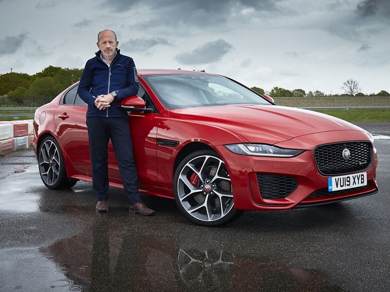 مايك كروس من جاكوار لاند روڤر يفوز بجائزة "أوتوكار" عن إنجازاته مدى الحياة